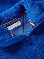 أزرق نابض بالحياة - سويت شيرت من الفليس القطبي بسحاب كامل وعلم على الظهر من Tommy Hilfiger - صورة 6 من 6