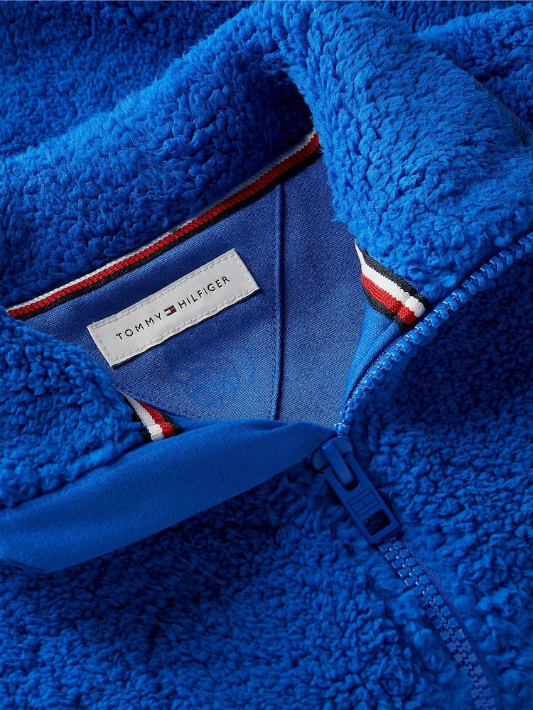أزرق نابض بالحياة - سويت شيرت من الفليس القطبي بسحاب كامل وعلم على الظهر من Tommy Hilfiger - صورة 6 من 6