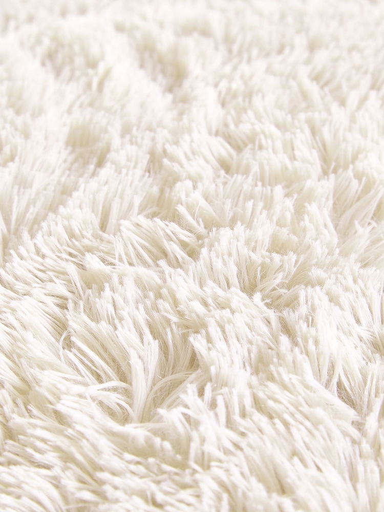 Catherine Lansfield Extra Large Cuddly Deep Pile Faux Fur Family Size Throw - Image 2 of 2 Catherine Lansfield Extra Large Cuddly Deep Pile Faux Fur Family Size Throw - Image 2 of 2