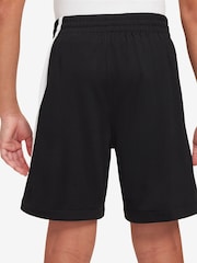 שחור - מכנסיים קצרים מבד מנדף זיעה של Nike דגם Swoosh Multi+ - Image 2 of 9