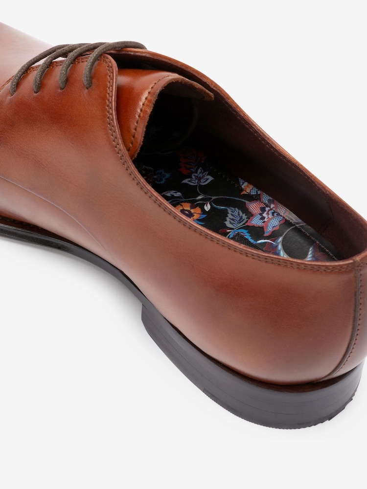 Marron fauve - Chaussures derby emblématiques en cuir italien à bout carré - Image 10 of 10