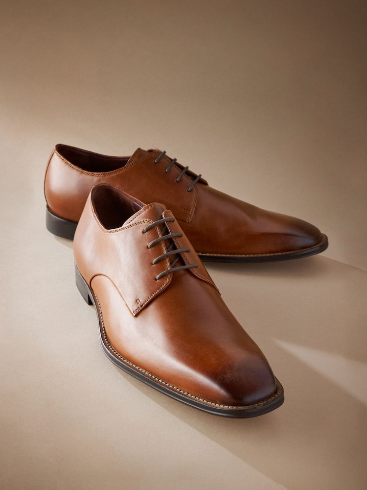 Marron fauve - Chaussures derby emblématiques en cuir italien à bout carré - Image 2 of 10
