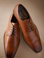 Marron fauve - Chaussures derby emblématiques en cuir italien à bout carré - Image 3 of 10