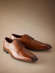 Marron fauve - Chaussures derby emblématiques en cuir italien à bout carré - Image 6 of 10