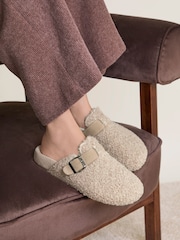 Pantuflas estilo zuecos de borreguito de Totes - Imagen 1 de 5