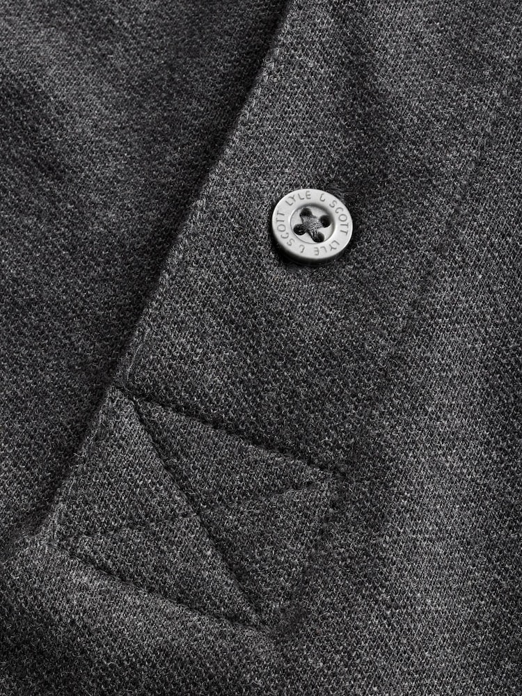 رمادي داكن مموج - قميص بولو كلاسيكي من Lyle & Scott - صورة 4 من 4 رمادي داكن مموج - قميص بولو كلاسيكي من Lyle & Scott - صورة 4 من 4