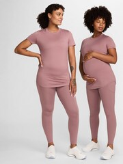 Braun - Nike Umstandsmode One Kurzärmeliges Top - Bild 1 von 9