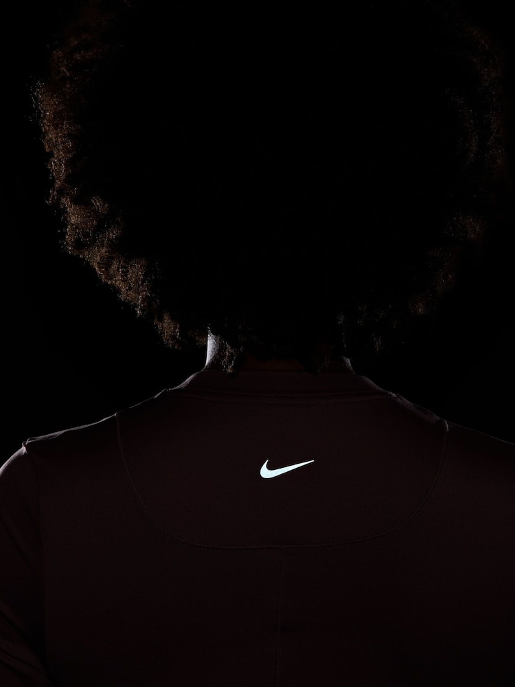 Braun - Nike Umstandsmode One Kurzärmeliges Top - Bild 9 von 9