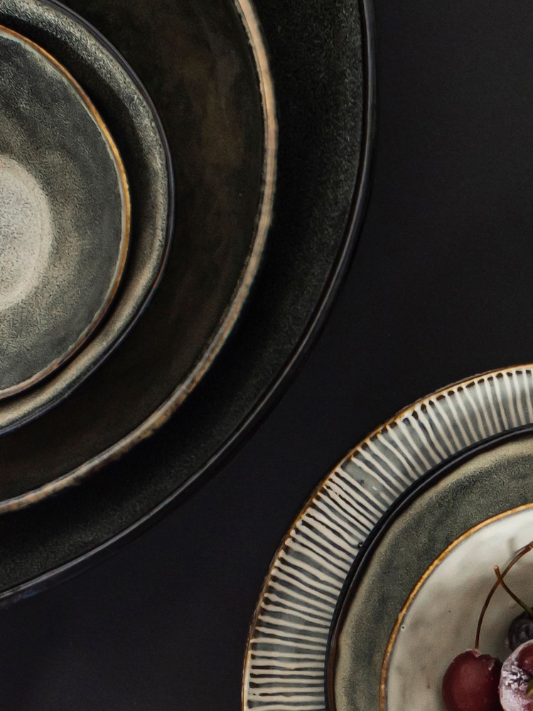 Dutch Rose Set of 4 Dark Green Organic Dinner Plates 26.5cm - Image 1 of 4