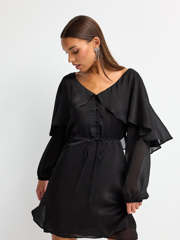 Schwarz strukturiert - Langärmeliges Cape-Minikleid - Bild 1 von 6 Schwarz strukturiert - Langärmeliges Cape-Minikleid - Bild 1 von 6