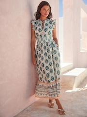 Weiß/Blau - Feminines Sommerkleid mit Rüschen und geraffter Taille - Bild 1 von 7