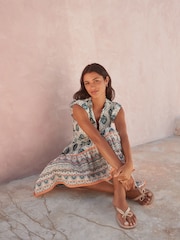Weiß/Blau - Feminines Sommerkleid mit Rüschen und geraffter Taille - Bild 2 von 7