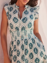 Weiß/Blau - Feminines Sommerkleid mit Rüschen und geraffter Taille - Bild 4 von 7