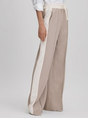 Reiss Natural May Wide Petite Wide Leg Contrast Stripe Drawstring Trousers - Image 3 of 7