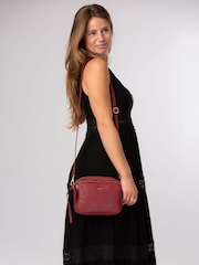 Rojo - Bolso bandolera de piel 'Remi' de Pure Luxuries London - Imagen 2 de 6