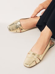 zlata (barva); zlato - Čevlji z oglatim sprednjim delom in paščkom čez peto Forever Comfort® - Slika 1 iz 6