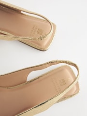 zlata (barva); zlato - Čevlji z oglatim sprednjim delom in paščkom čez peto Forever Comfort® - Slika 6 iz 6