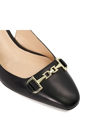 črna - Dune London Podrobno Block čevlji z visoko peto Snaffle Cream Slingbacks - Slika 7 iz 7