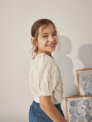 Bež - Bubble Teksturirani Bardot Crop Top (3-16let) - Slika 2 iz 8