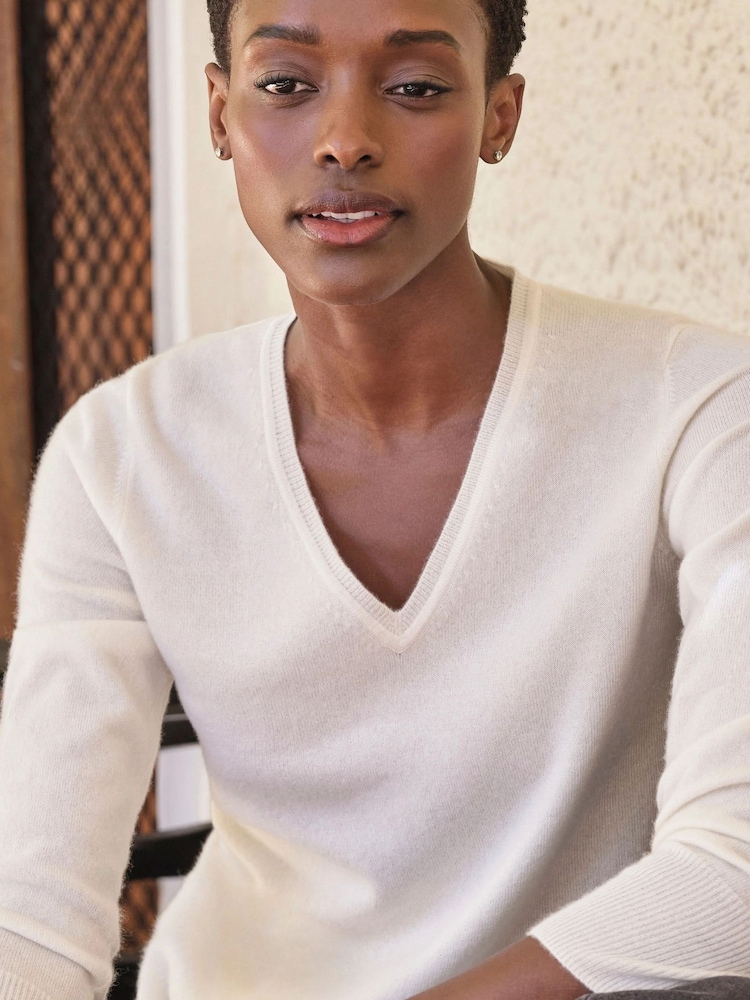 Pure Collection White Cashmere V-Neck Jumper - Image 3 of 3 Pure Collection White Cashmere V-Neck Jumper - Image 3 of 3