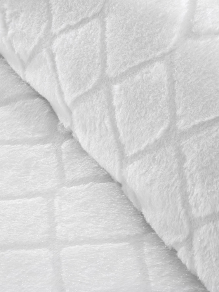 Catherine Lansfield zacht knus en warm fleece dekbedovertrekset in diamantvorm - Image 4 of 4