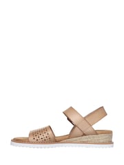 لون طبيعي - صندل Desert Kiss Sunny Flair للنساء من Skechers - صورة 2 من 5