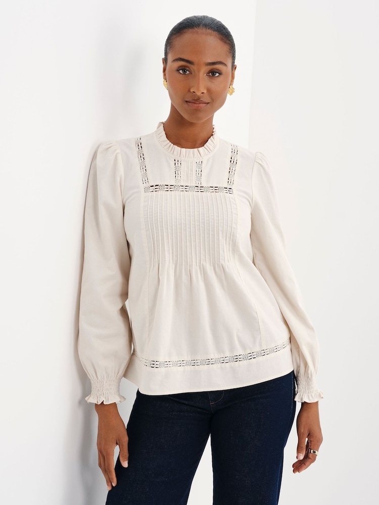 Krem - Finery Alica Corduroy Lace Detail Long Sleeve Top - Bilde 1 av 5