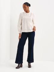 Krem - Finery Alica Corduroy Lace Detail Long Sleeve Top - Bilde 4 av 5