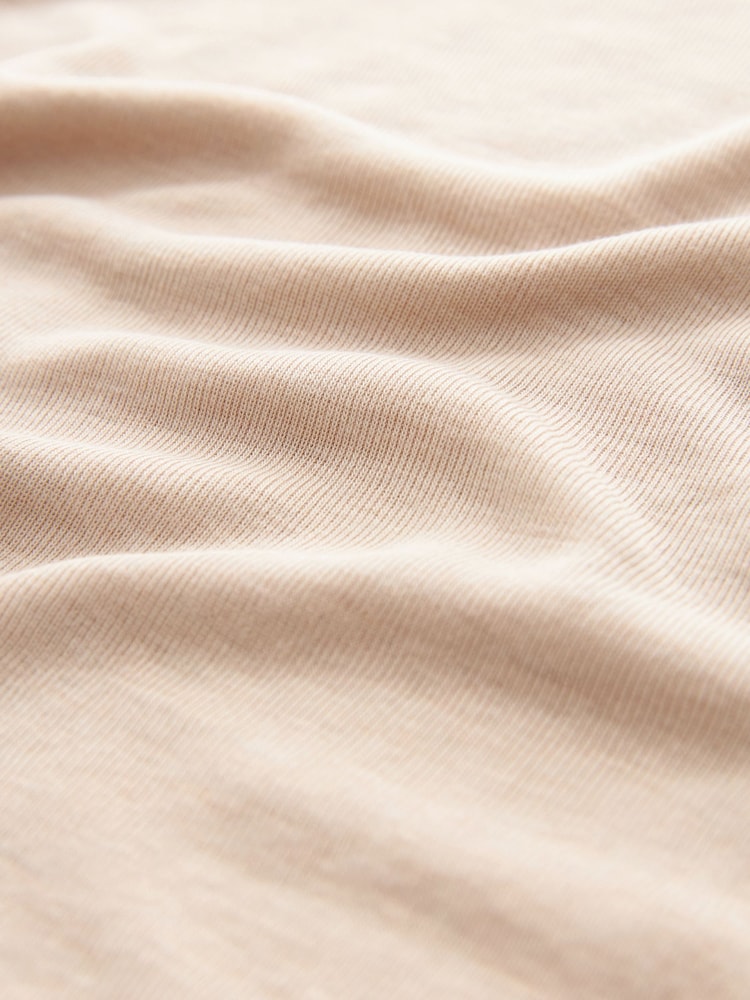 Neutrale Farbe - Hochwertiges, langärmliges Oberteil mit Rundhalsausschnitt - Bild 9 von 9