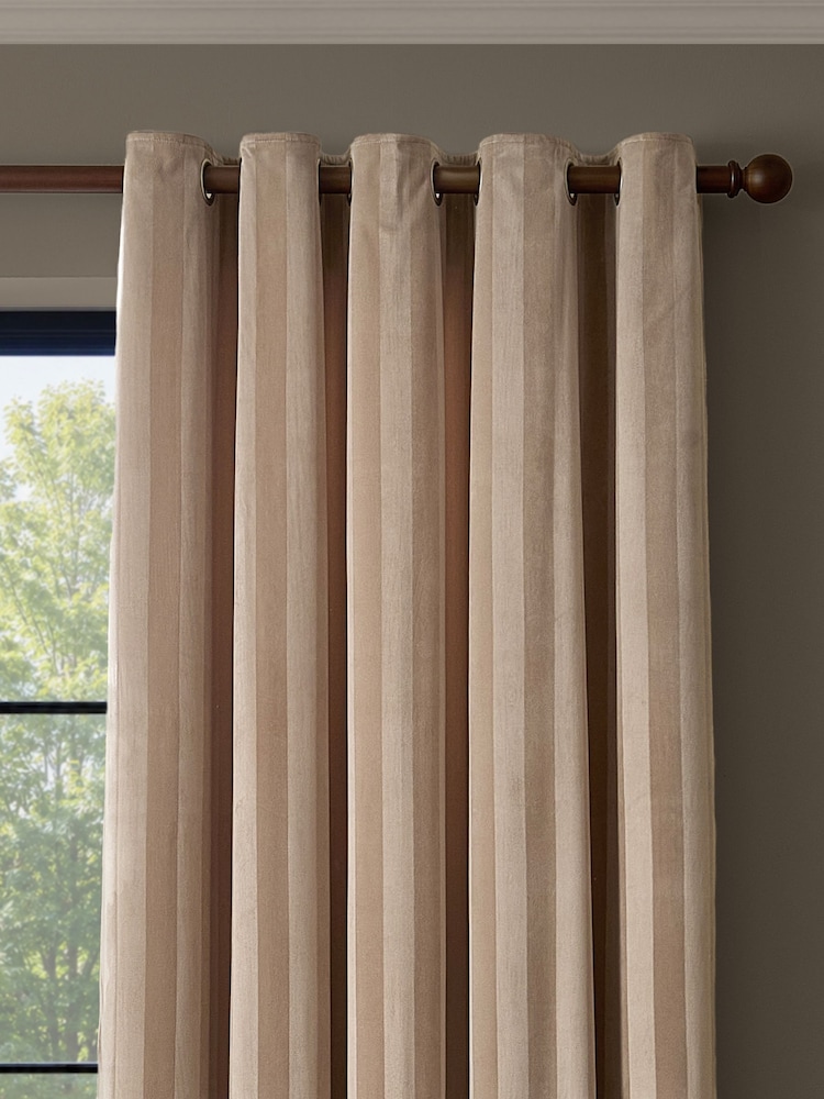 Paoletti Regency Stripe Velvet Lined Eyelet Curtains - Bilde 1 av 4 Paoletti Regency Stripe Velvet Lined Eyelet Curtains - Bilde 1 av 4