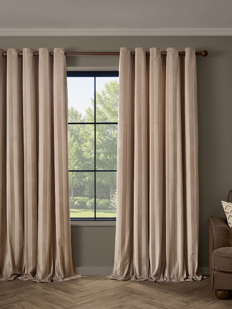 Paoletti Regency Stripe Velvet Lined Eyelet Curtains - Bilde 2 av 4 Paoletti Regency Stripe Velvet Lined Eyelet Curtains - Bilde 2 av 4