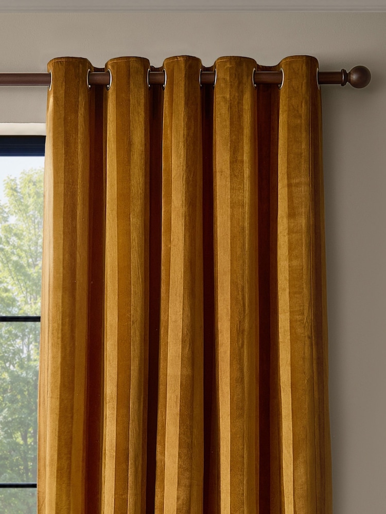 Paoletti Regency Stripe Velvet Lined Eyelet Curtains - Bilde 1 av 4