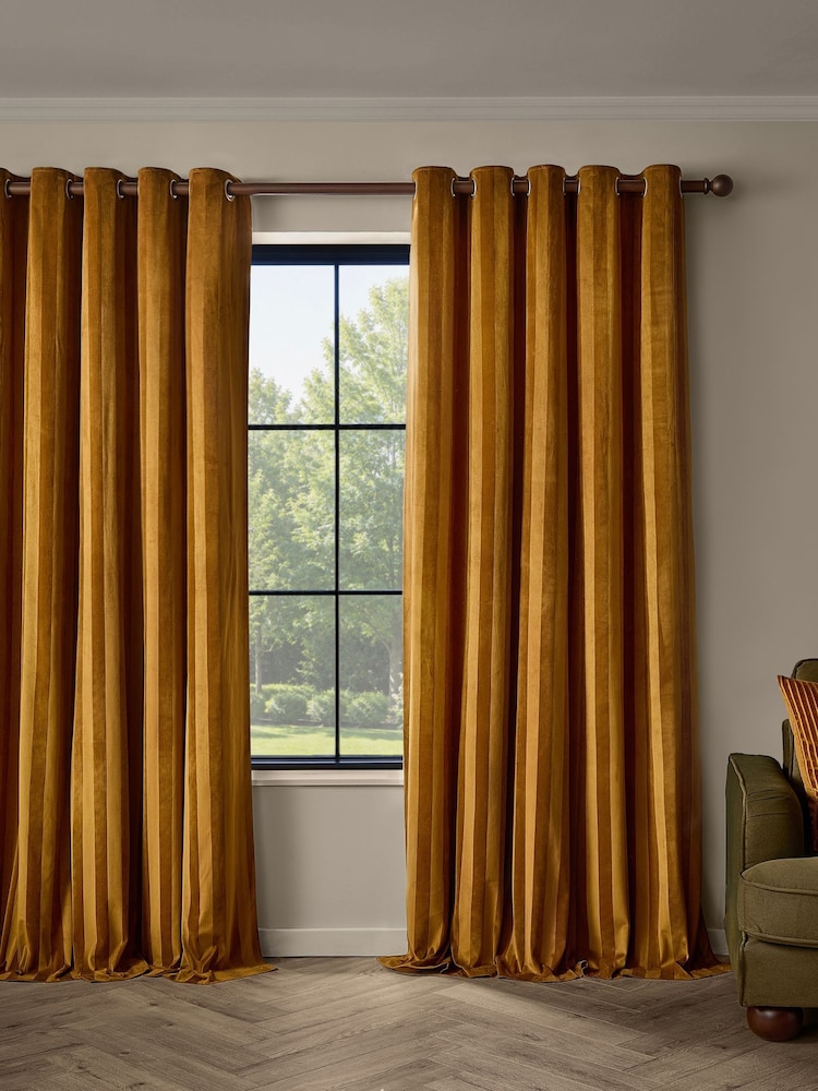 Paoletti Regency Stripe Velvet Lined Eyelet Curtains - Bilde 2 av 4