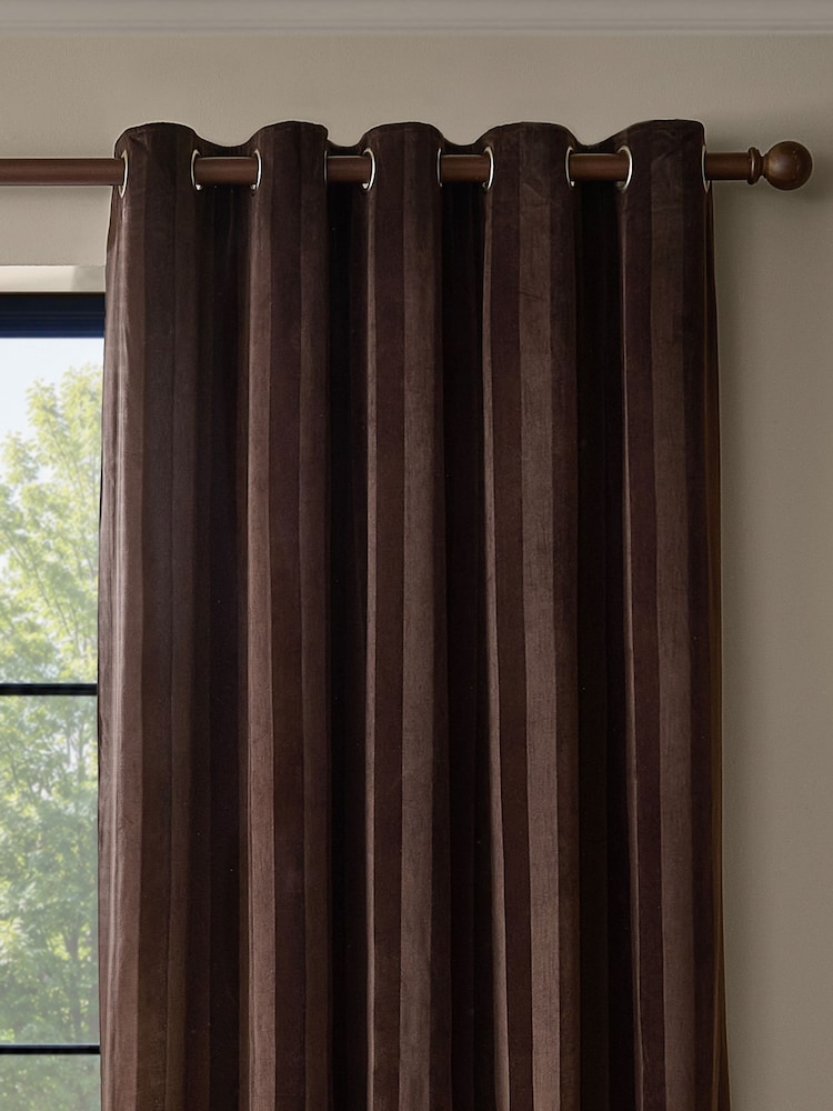 Paoletti Regency Stripe Velvet Lined Eyelet Curtains - Bilde 1 av 4 Paoletti Regency Stripe Velvet Lined Eyelet Curtains - Bilde 1 av 4