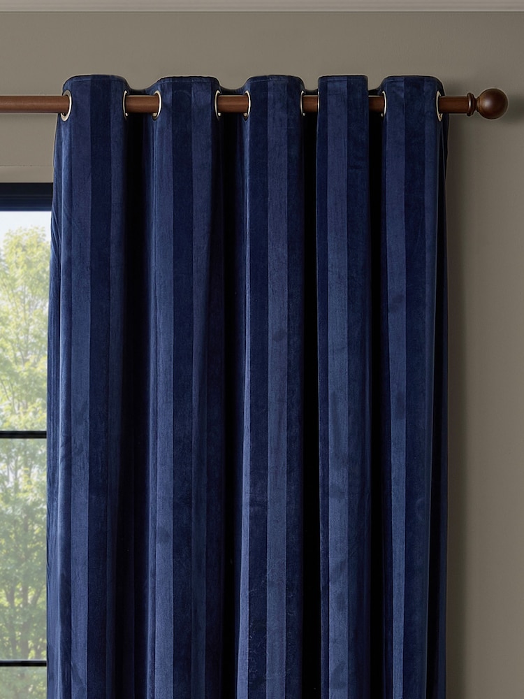 Paoletti Regency Stripe Velvet Lined Eyelet Curtains - Bilde 1 av 4
