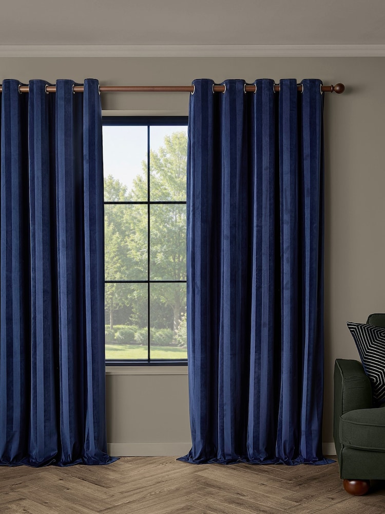 Paoletti Regency Stripe Velvet Lined Eyelet Curtains - Bilde 2 av 4
