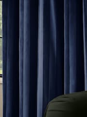 Paoletti Regency Stripe Velvet Lined Eyelet Curtains - Bilde 3 av 4