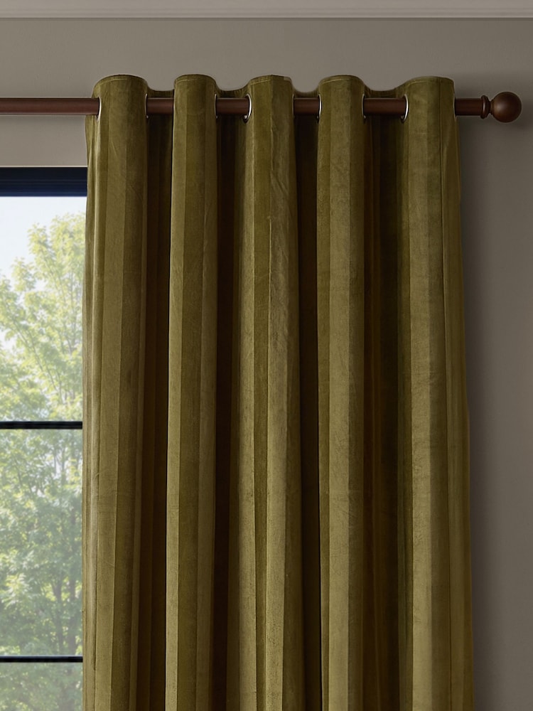 Paoletti Regency Stripe Velvet Lined Eyelet Curtains - Bilde 1 av 4