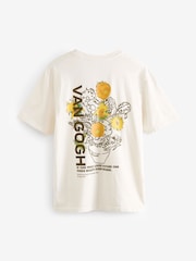 Светло-бежевые подсолнухи с принтом Van Gogh - Стандартный крой - Футболка из 100% хлопка с лицензионным принтом Artist - Image 6 of 8