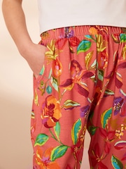 Rostrot-Orange/Rosa mit tropischem Blumenprint - Leichte Jerseyhose mit Stretch (3–16 Jahre) - Bild 3 von 6