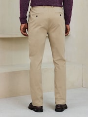 رملي - تلبيس ضيق - بنطلون تشينو ذكي من مزيج قطن وتنسل ™TENCEL™ ليوسيل مع حزام خصر مريح - Image 4 of 7