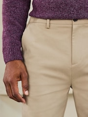 رملي - تلبيس ضيق - بنطلون تشينو ذكي من مزيج قطن وتنسل ™TENCEL™ ليوسيل مع حزام خصر مريح - Image 5 of 7