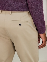 رملي - تلبيس ضيق - بنطلون تشينو ذكي من مزيج قطن وتنسل ™TENCEL™ ليوسيل مع حزام خصر مريح - Image 6 of 7