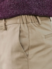 رملي - تلبيس ضيق - بنطلون تشينو ذكي من مزيج قطن وتنسل ™TENCEL™ ليوسيل مع حزام خصر مريح - Image 7 of 7