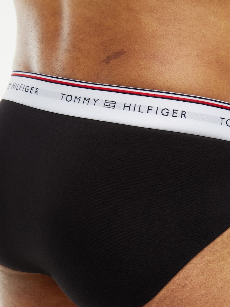 Tommy Hilfiger מארז הכולל 3 זוגות תחתוני בריף עם פסים ולוגו על רצועת המותניים, דגם Global - תמונה 5 מתוך 5 Tommy Hilfiger מארז הכולל 3 זוגות תחתוני בריף עם פסים ולוגו על רצועת המותניים, דגם Global - תמונה 5 מתוך 5