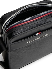 Tommy Hilfiger metalllogo teksturert crossbody reporterveske - Bilde 4 av 5