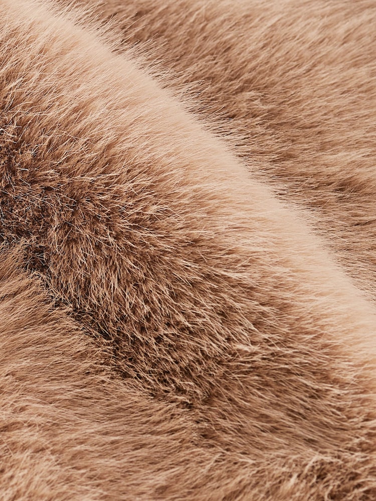 Camel - Weste aus Fellimitat - Bild 8 von 8 Camel - Weste aus Fellimitat - Bild 8 von 8