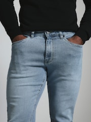 Vaqueros elásticos de corte muscle fit de Tailored Athlete - Imagen 4 de 5