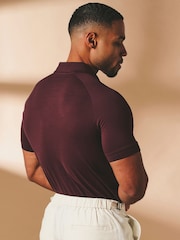 قميص بولو بقصة تُبرز العضلات مزين بشعار الماركة من Tailored Athlete - صورة 2 من 5
