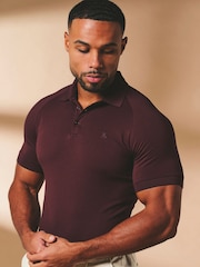 قميص بولو بقصة تُبرز العضلات مزين بشعار الماركة من Tailored Athlete - صورة 4 من 5